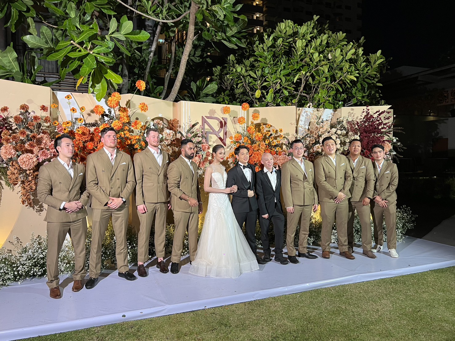 พร้อมเช่า ชุดสูทชาย สูทสีน้ำตาล Coffee Brown กระดุม 2 แถว Double-breasted Suit