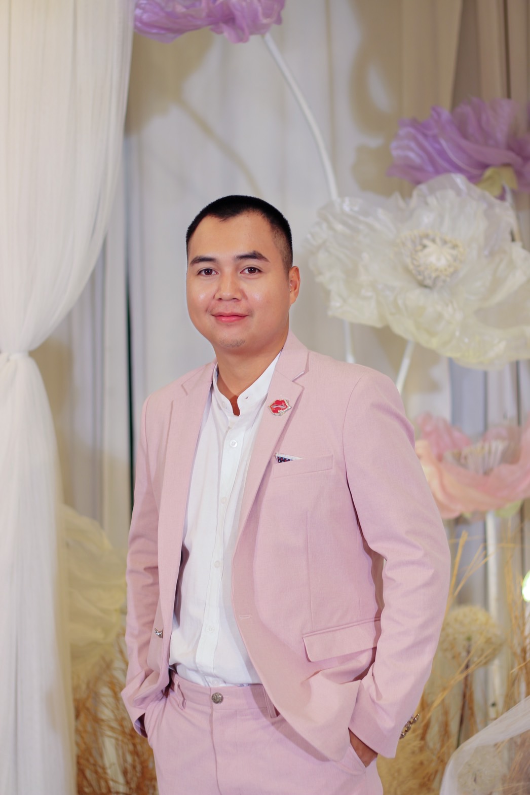 พร้อมเช่า ชุดสูทชาย สีชมพูพาสเทล Pastel Pink ทรงเข้ารูป สไตล์เกาหลี (ไม่มีเสื้อกั๊ก)