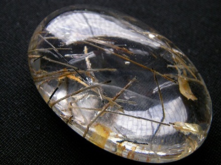 QU0024 แก้วขนเหล็กสลักเสี้ยนทอง กระจายทั่วเม็ด แก้วใสเม็ดโต เป็นผลึกคลิสตัน ธรรมชาติล้วนๆ กว่าจะบ่มเพาะได้เป็นล้านปี ขนาดแก้ว 28.62x43.02x14.02 mm.