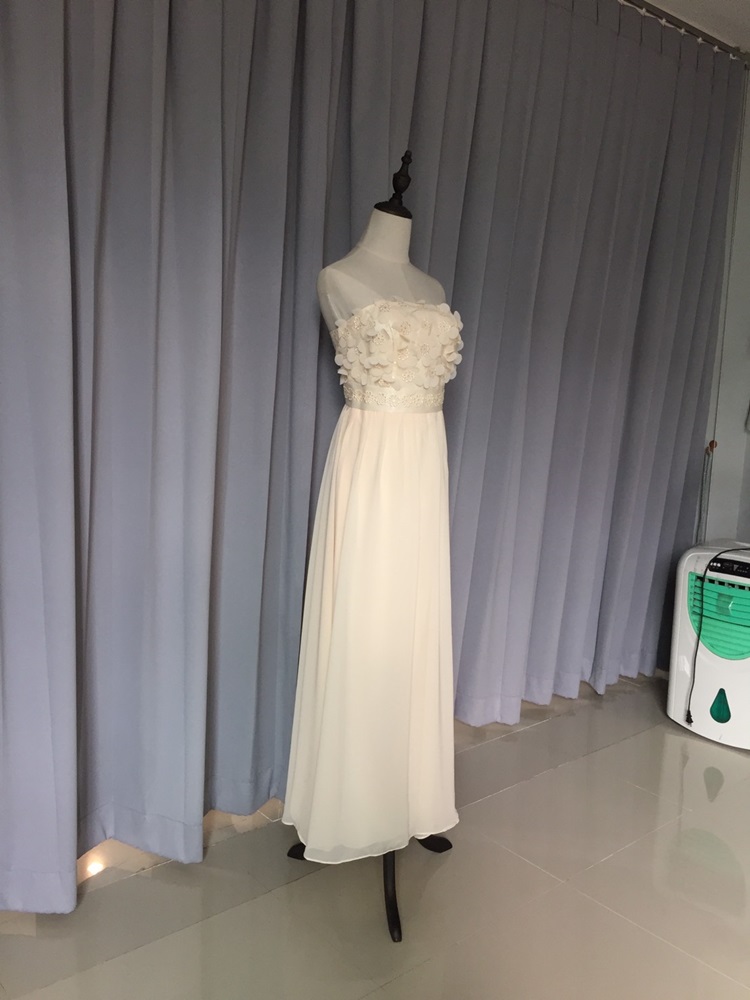 พร้อมส่ง ชุดราตรียาว ชุดเพื่อนเจ้าสาว สีครีม แบบ D เกาะอกลูกไม้ ช่วงอกแต่งกลีบดอกสวย (เชือกผูกด้านหลัง)