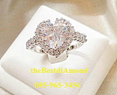 BR231RD++แหวนเพชรCZ รูปหัวใจเพชรล้อม มีบ่าข้างแบบทันสมัย ดูดี intrend มากๆๆ แบบออกมาจากร้านจิวเวลลี่เลย เพชรสวยวิ๊งๆ ใส่ติดนิ้วได้เลยค่ะ สวยสุดๆ