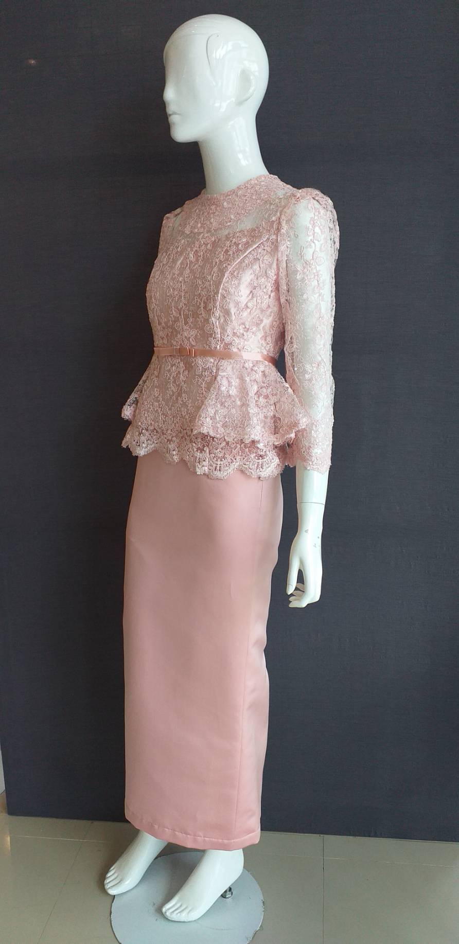 พร้อมเช่า ชุดไทยคุณแม่ เสื้อลูกไม้ ผ้าซิ่น แยกชิ้น เรียบหรู สีชมพูสวยหวาน