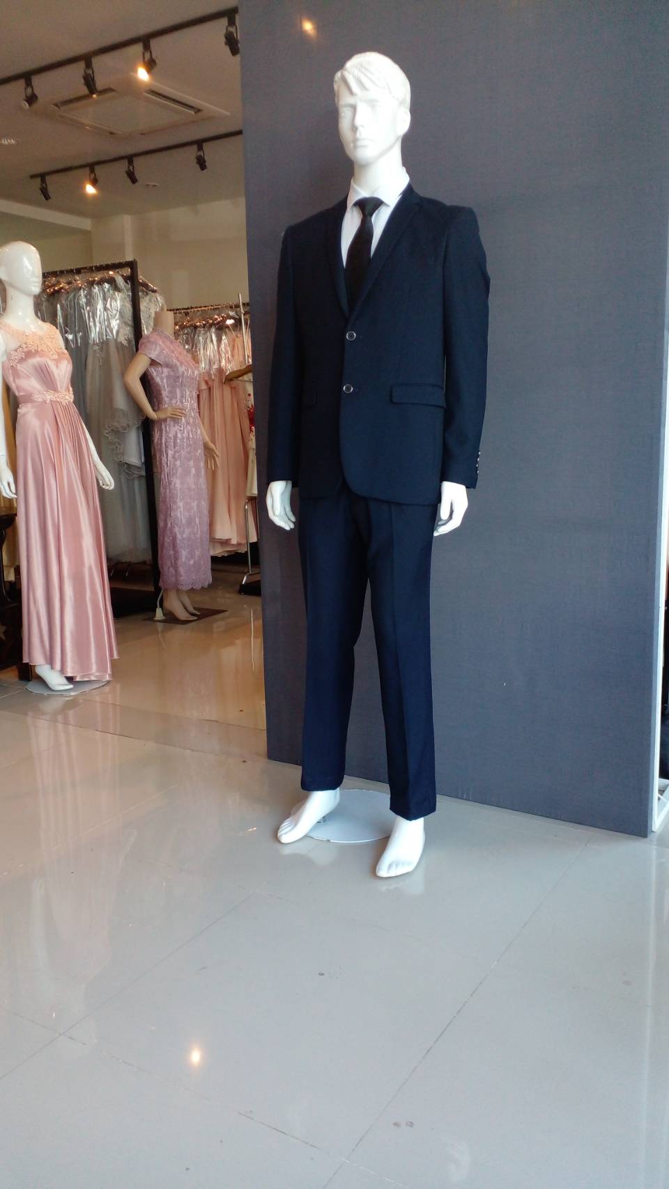 พร้อมเช่า ชุดสูทชาย สีกรมท่า 2 กระดุม งานละเอียด (พร้อมเสื้อกั๊ก)