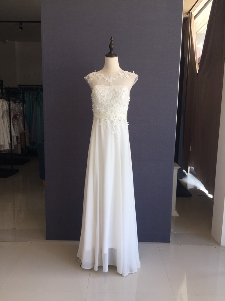 พร้อมเช่า สำหรับสาวไซส์ใหญ่ ชุดราตรียาว สีขาว คอปาด แต่งลูกไม้หรูเซาะดอก ปักลูกปัด