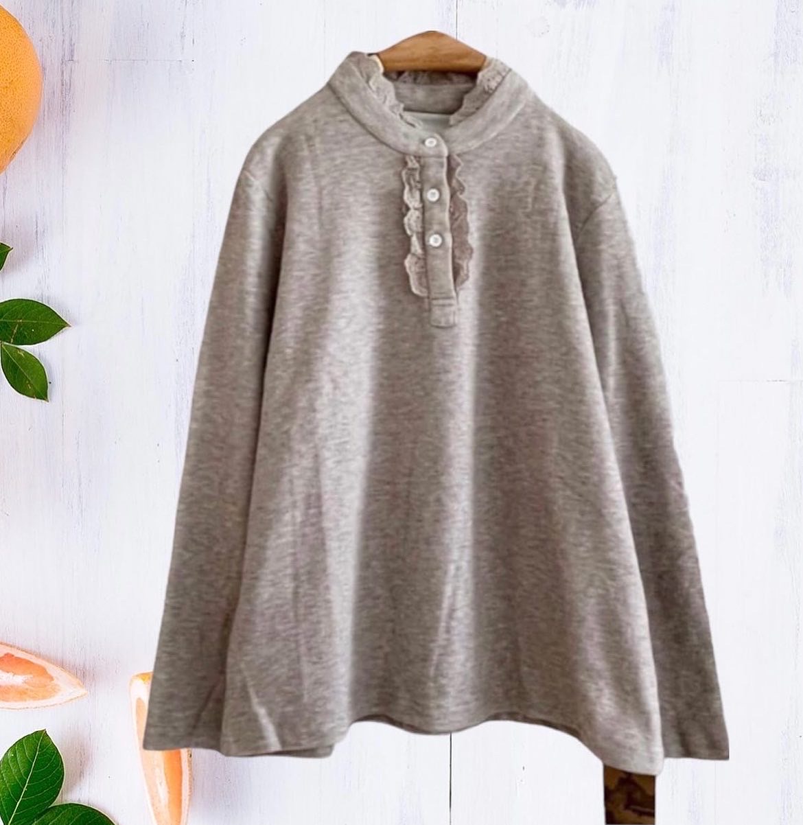 เสื้อยืดคอปีนแต่งระบายผ้าลูกไม้