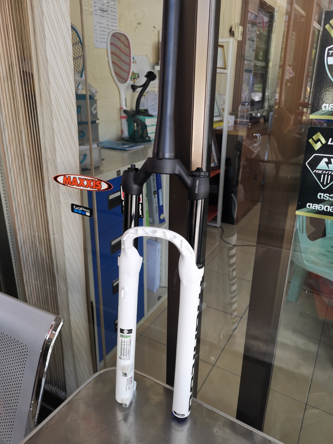 โช๊คหน้า โช๊คลม Manitou M30 แกน 9, 27.5" Air Forks มีสีขาวและสีดำ คอเทเปอร์