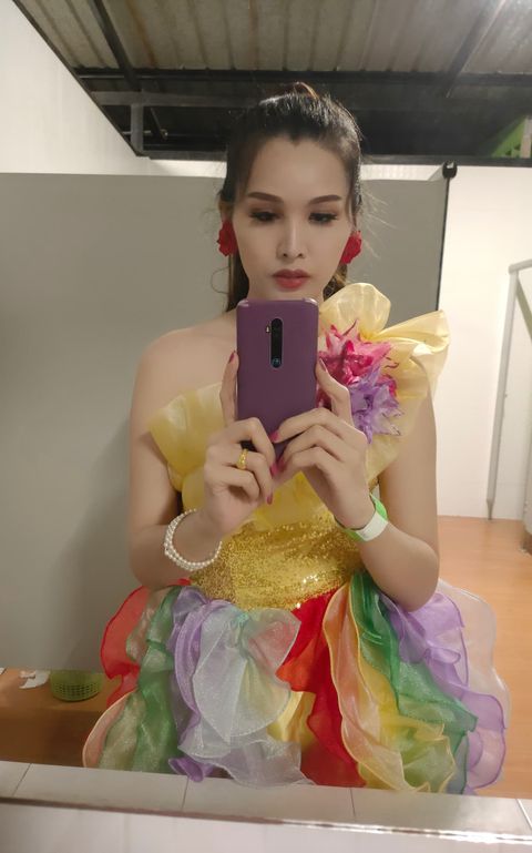 พร้อมเช่า ชุดแฟนซียาว ไหล่เดียว สีรุ้ง ระบายฟูสวย ช่วงอกปักเลื่อมแต่งดอก (ซิปหลัง)