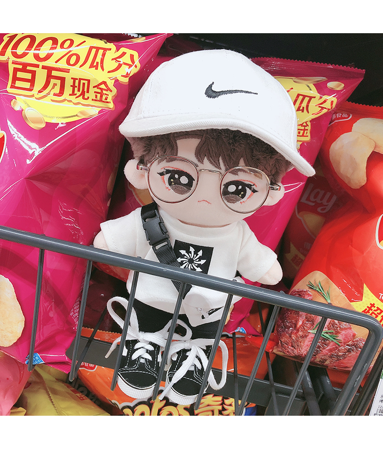 ตุ๊กตาหวังอี้ป๋อ (20 cm.) ชุดเสื้อยืดแฟชั่นสนามบิน