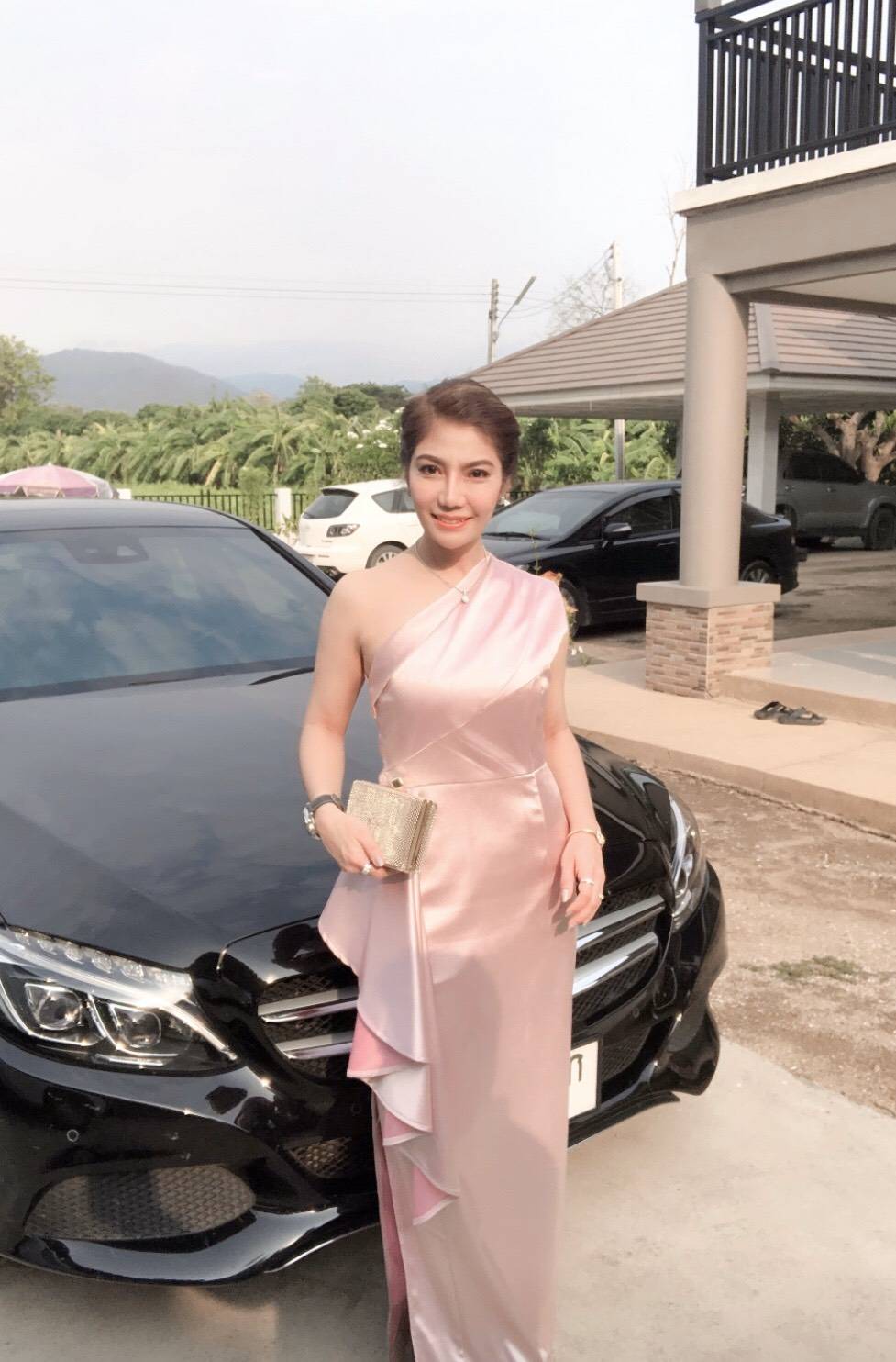 พร้อมเช่า ชุดเดรส เดรสไหล่เดียว ผ้าดัชเชส แพทเทิร์นเนียบ แต่งระบายสะโพก สีชมพูอมม่วง