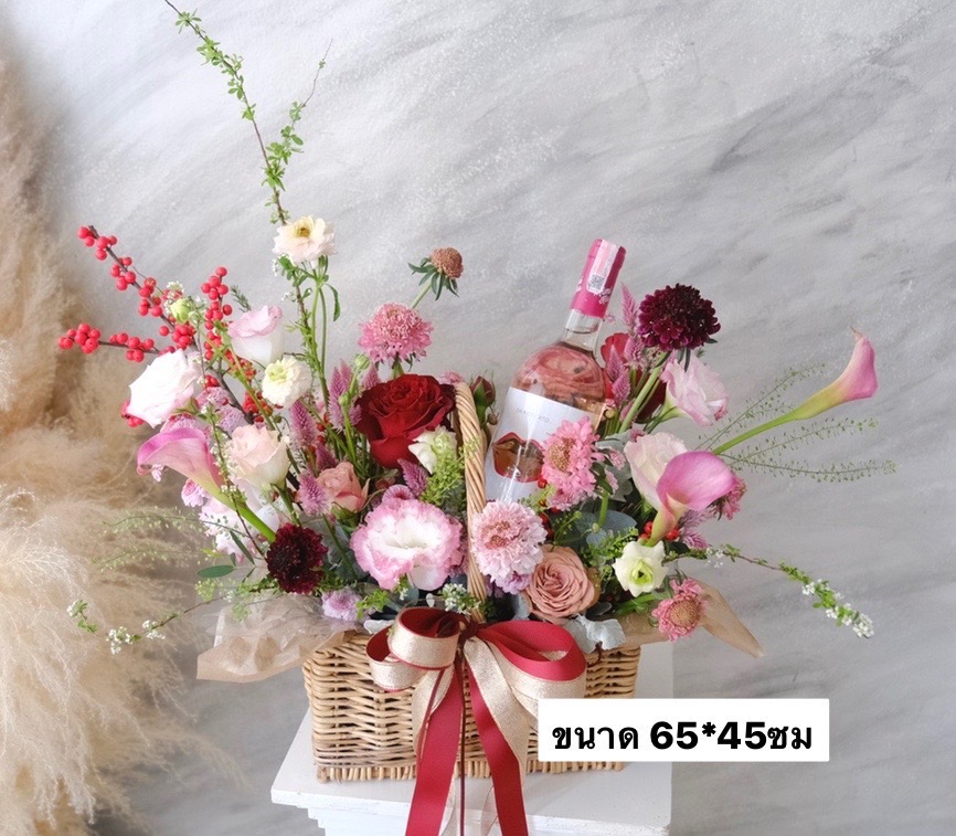 Flower Basket ตระกร้าไวน์ สไตล์เกาหลี ดอกไม้นำเข้า (ราคายังไม่รวมไวน์) พร้อมตกแต่ง สามารถปรับเปลี่ยนดอกไม้ได้ตามงบ