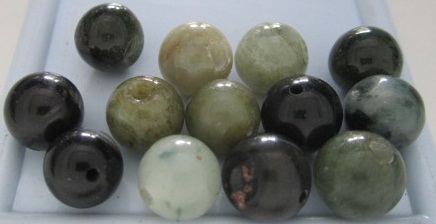 ลูกปัดโบราณหยกคละสีจำนวน.13.เม็ด.