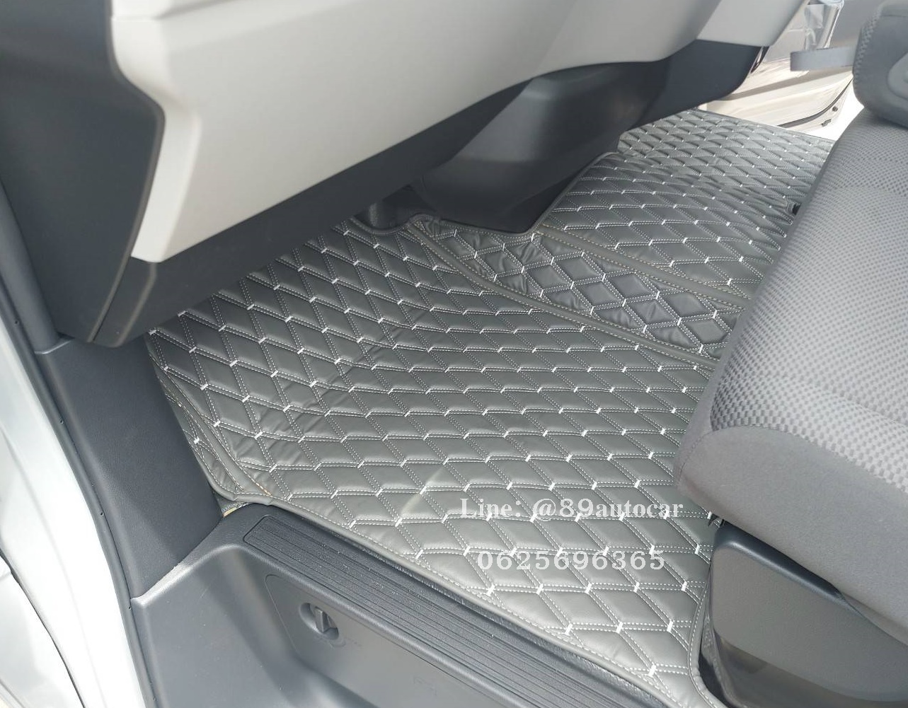 พรมปูพื้นรถตู้ Toyota Commuter 2023 ปูพรมVVIP สีเทาด้ายเทา เต็มคัน