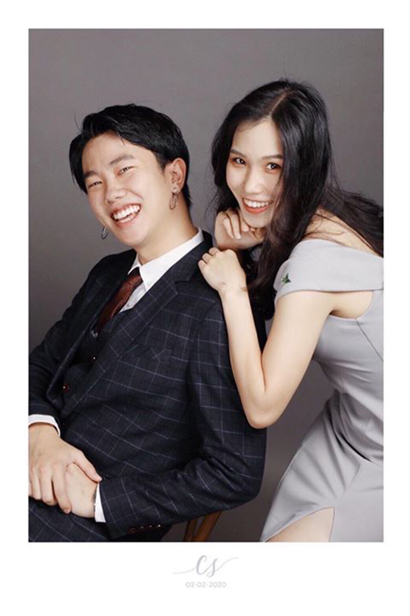 พร้อมเช่า ชุดสูทชาย สีกรมท่า ลายตาราง ทรงเข้ารูป Slim-cut พร้อมเสื้อกั๊ก