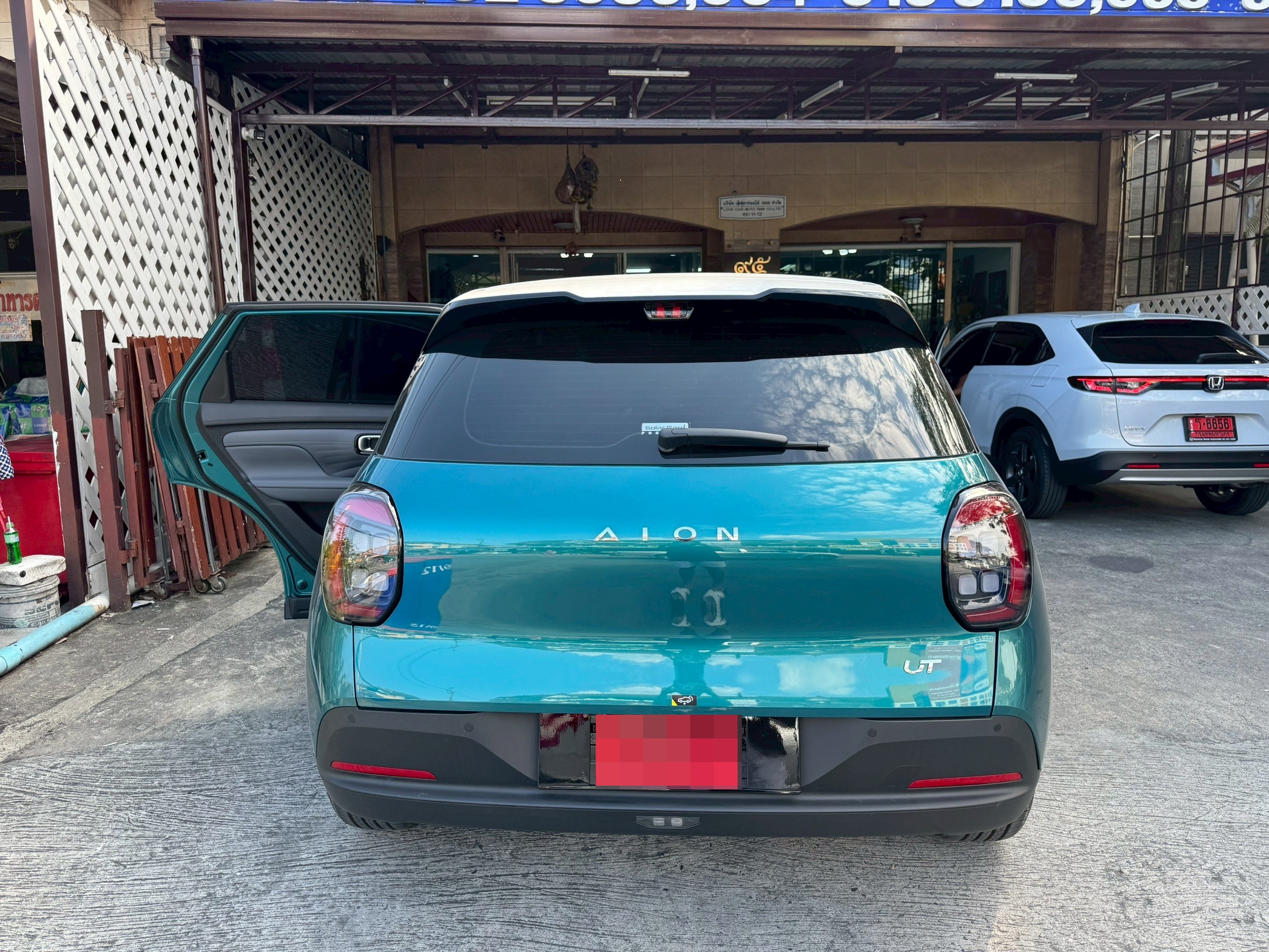 พรมปูพื้นรถยนต์ Aion UT ปูพรม6D สีเขียวด้ายทอง เต็มคัน