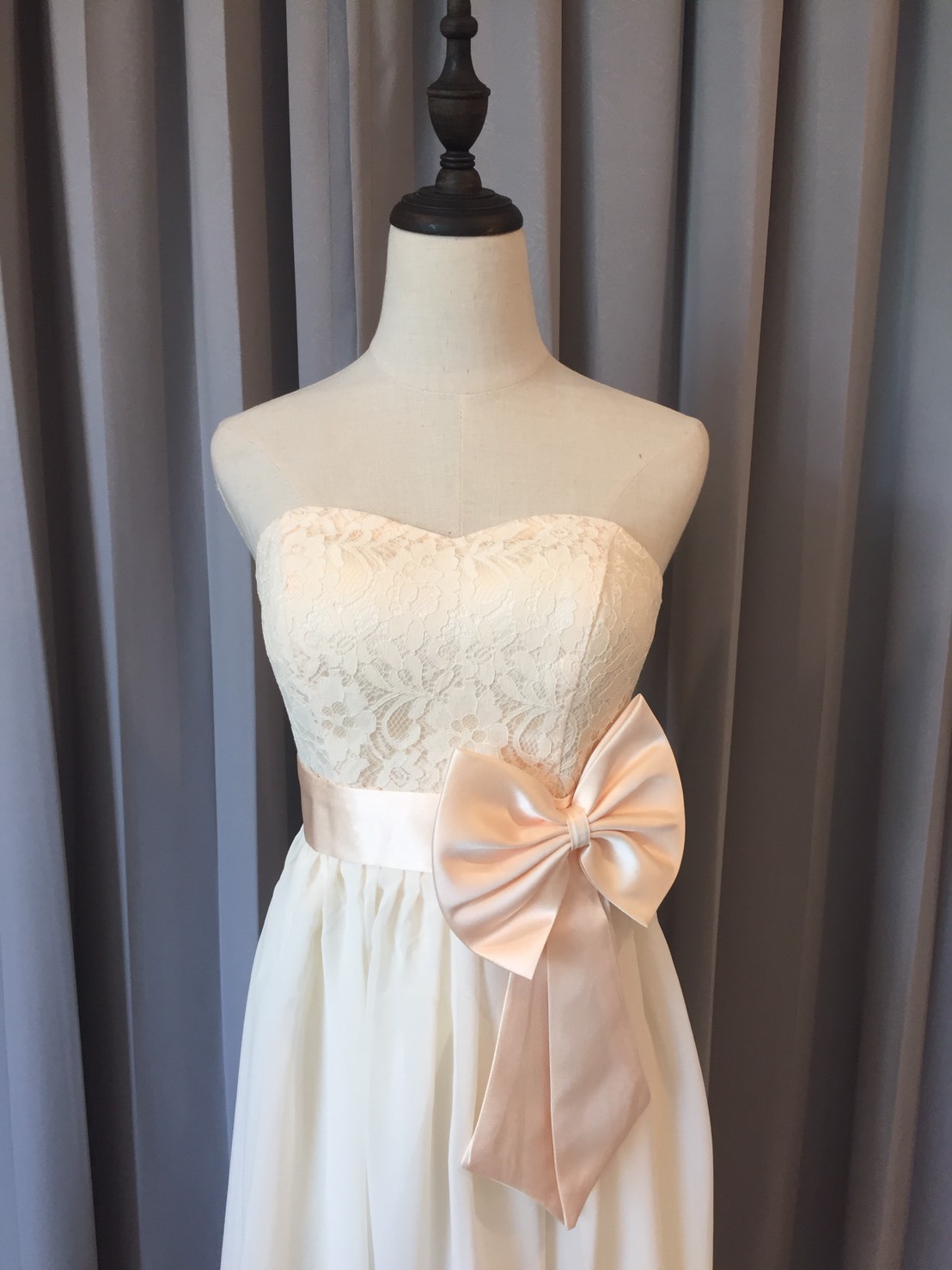 พร้อมส่ง ชุดราตรีสั้น ชุดเพื่อนเจ้าสาว สีครีมไข่ แบบ C เกาะอก หน้าสั้นหลังยาว แต่งลูกไม้ช่วงอก คาดโบว์ที่เอว (เชือกผูกด้านหลัง)