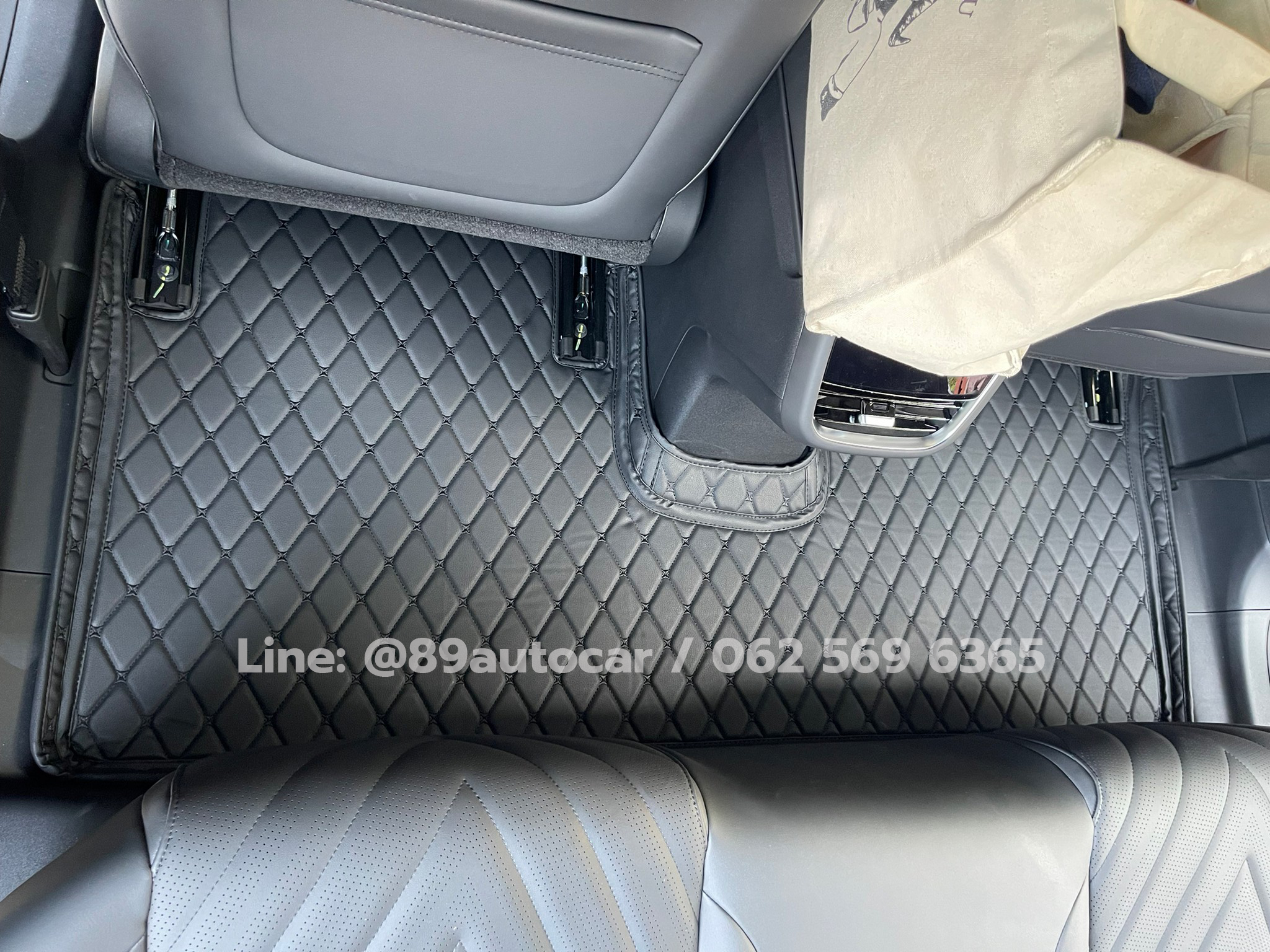 พรมรถยนต์ Changan Deepal L07 ปูพรม6D สีดำด้ายดำ 3 ชิ้น ในห้องโดยสาร