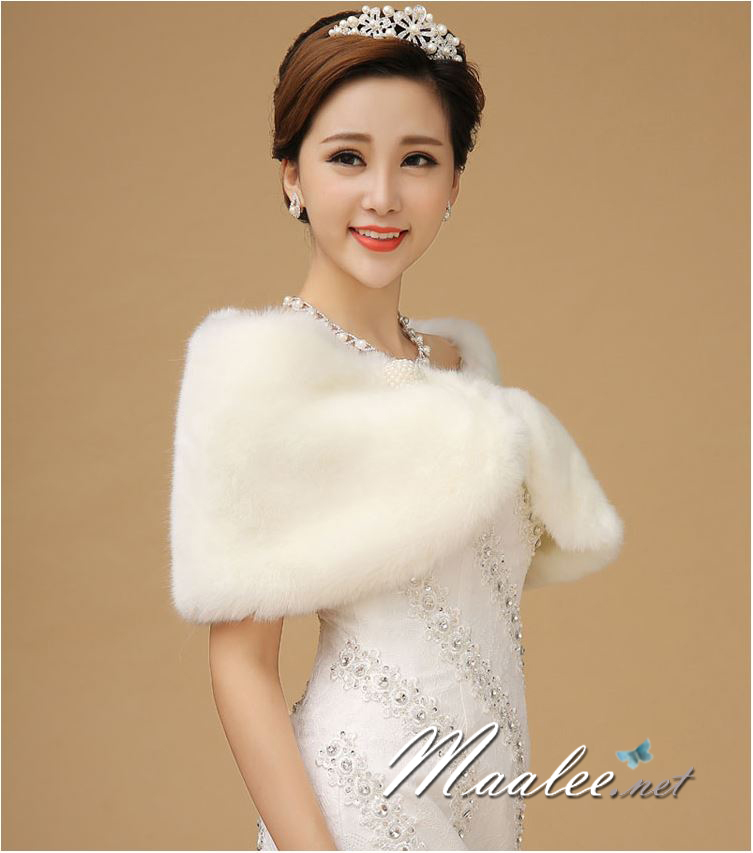 ผ้าคลุม ขนสัตว์ พร้อมเข็มกลัดหรู สีขาว