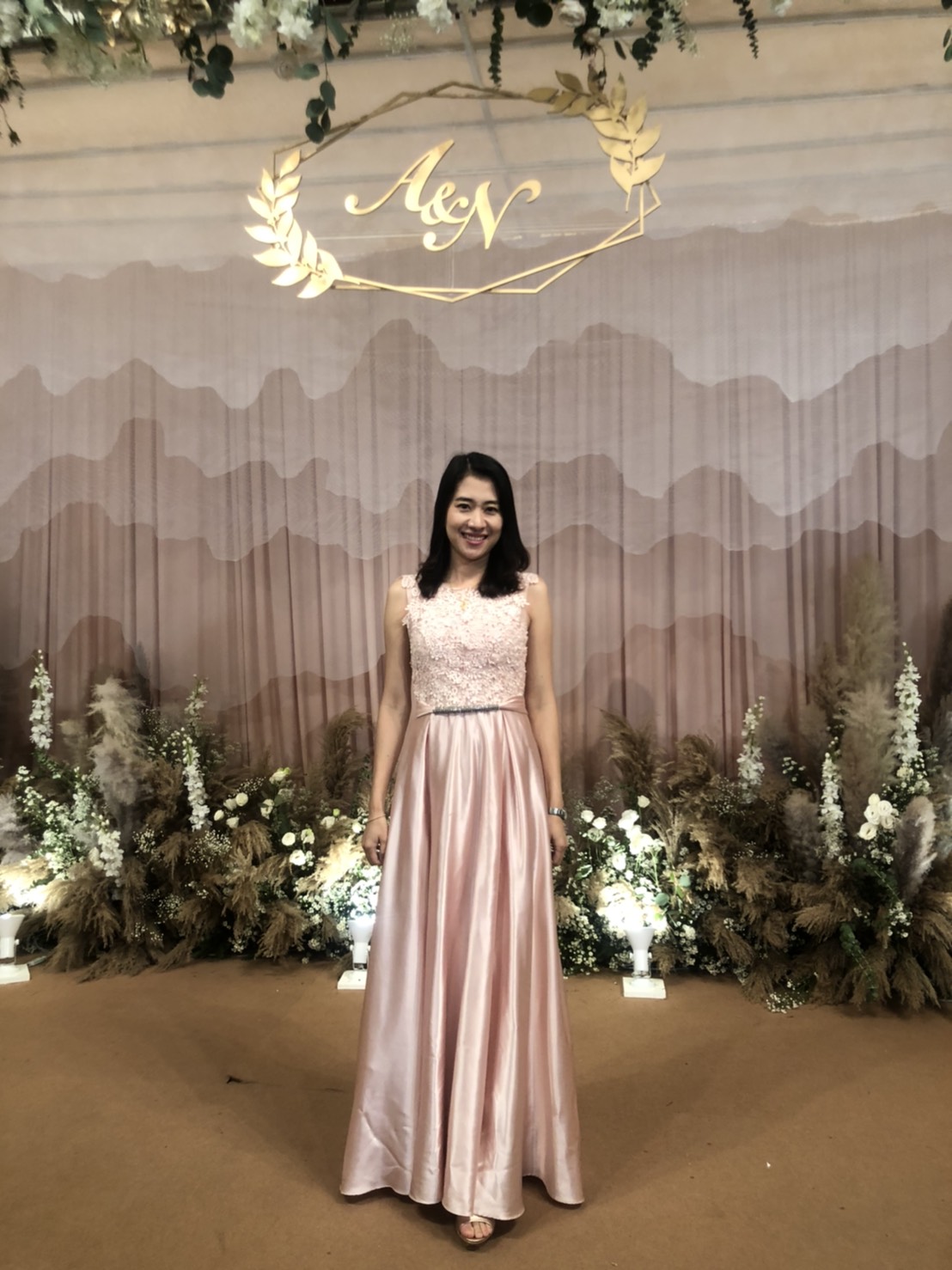 พร้อมส่ง ชุดราตรียาว แขนกุด สีชมพู อกแต่งลูกไม้ กรโปรงเนื้อผ้ามัน คาดเอวคริสตัล เซ็กซี่ผ้าหลัง เพิ่มเข็มกลัดโบว์ช่วงหลัง