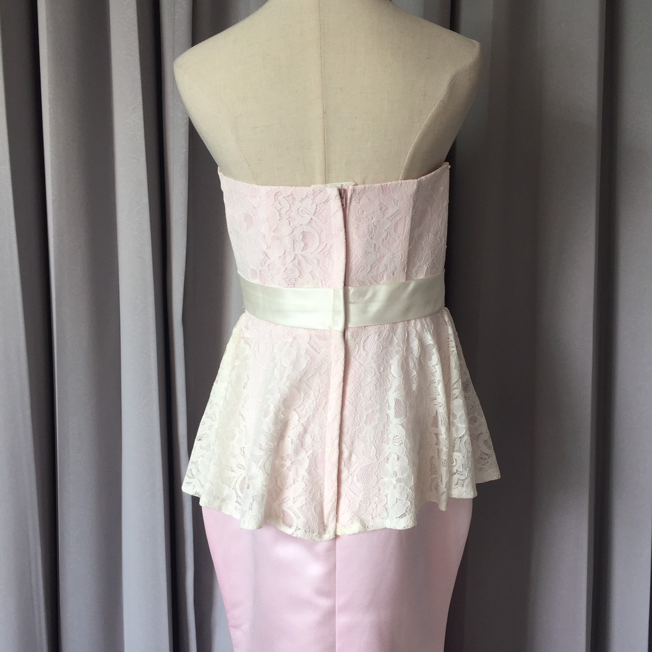 พร้อมส่ง ชุดราตรียาว เกาะอก ลูกไม้สีขาว ระบายช่วงเอวพร้อมโบว์สีขาว ตัวกระโปรงสีชมพูทรงหางปลา