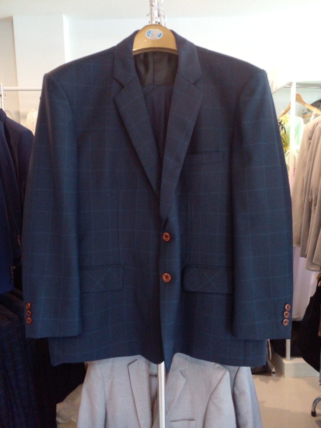 พร้อมเช่า ชุดสูทชาย สีกรมท่าลายตาราง รุ่นใหญ่พลัสไซส์