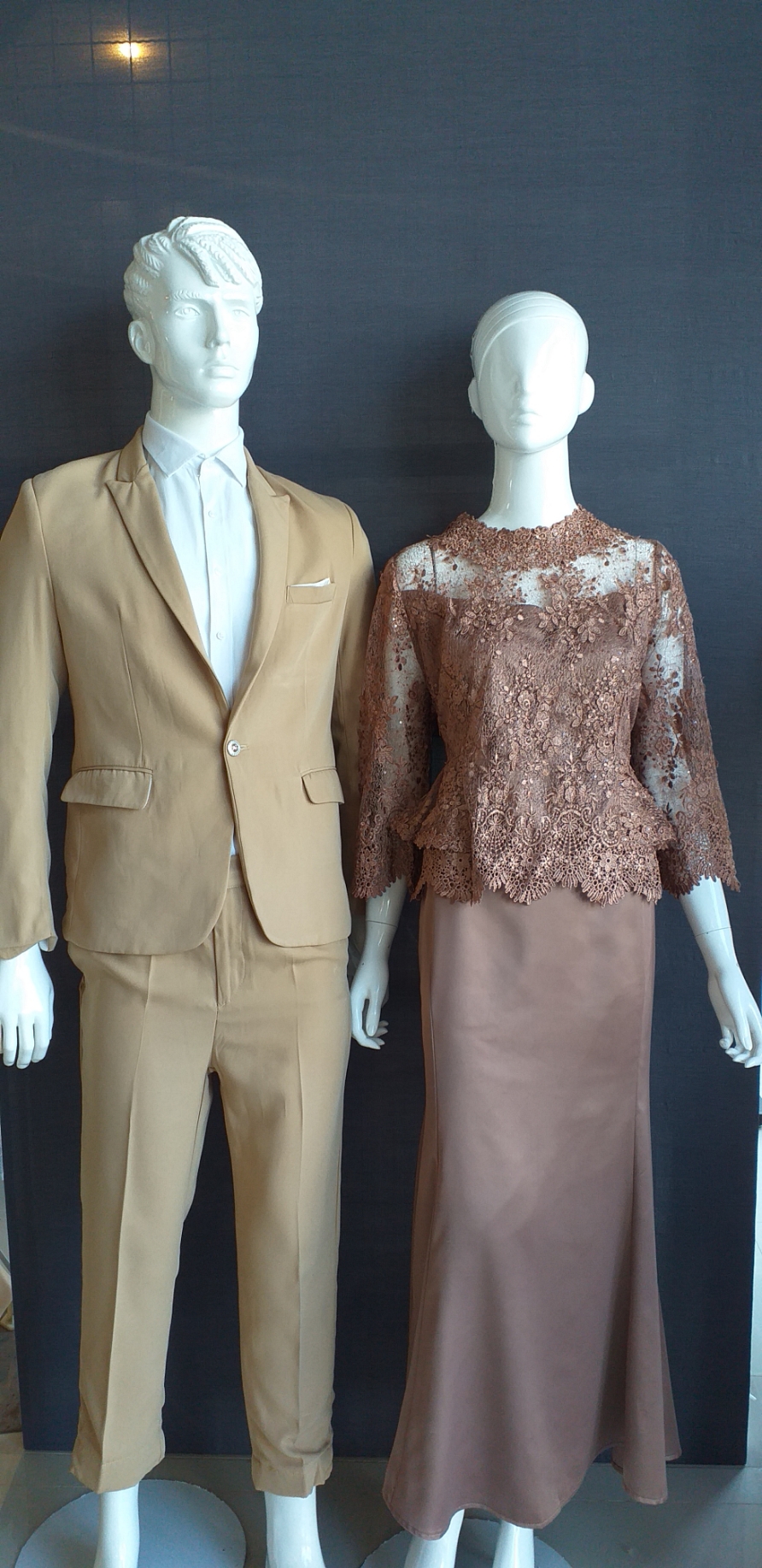 พร้อมเช่า ชุดไทยคุณแม่ เสื้อลูกไม้สีน้ำตาล คอวี กระโปรง แยกชิ้น เรียบหรู