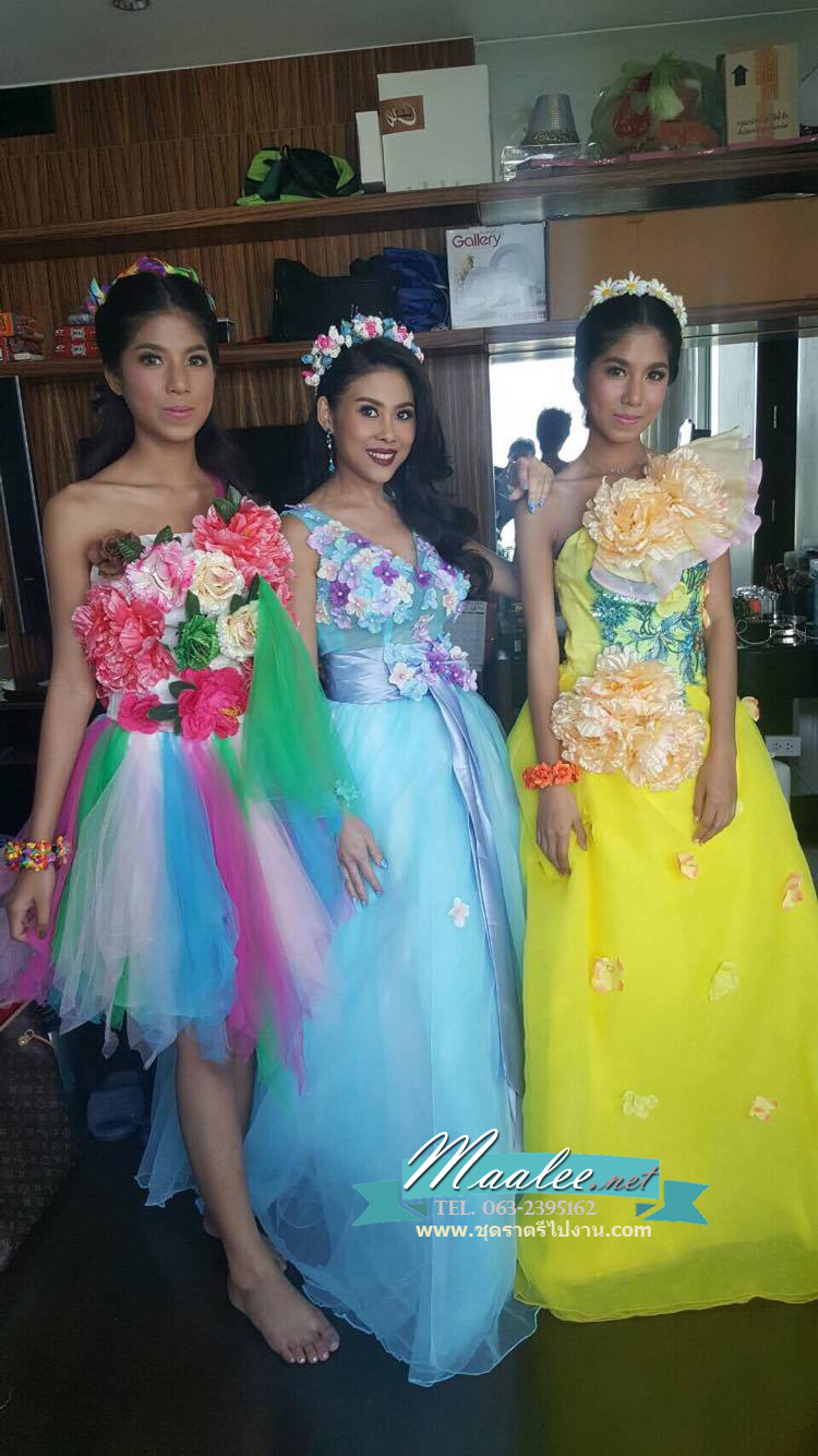 พร้อมเช่า ชุดแฟนซียาว แบบแขนกุด กระโปรงผ้าแก้ว ช่วงบนเป็นผ้าตาข่าย แซมด้วยดอกและผูกโบว์ช่วงเอว สวยมาก สีฟ้า (เชือกผูกหลัง)