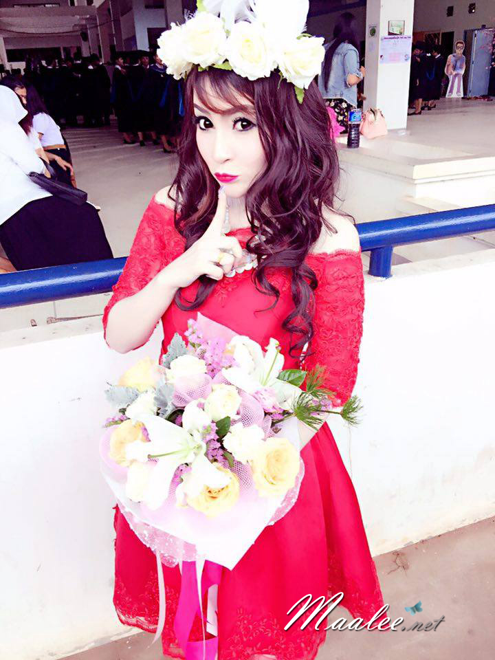 พร้อมส่ง ชุดราตรีสั้น แบบไหล่ปาด แขนยาว ผ้าซาติน แต่งลูกไม้สวยหรู สีแดง (เชือกผูกหลัง)