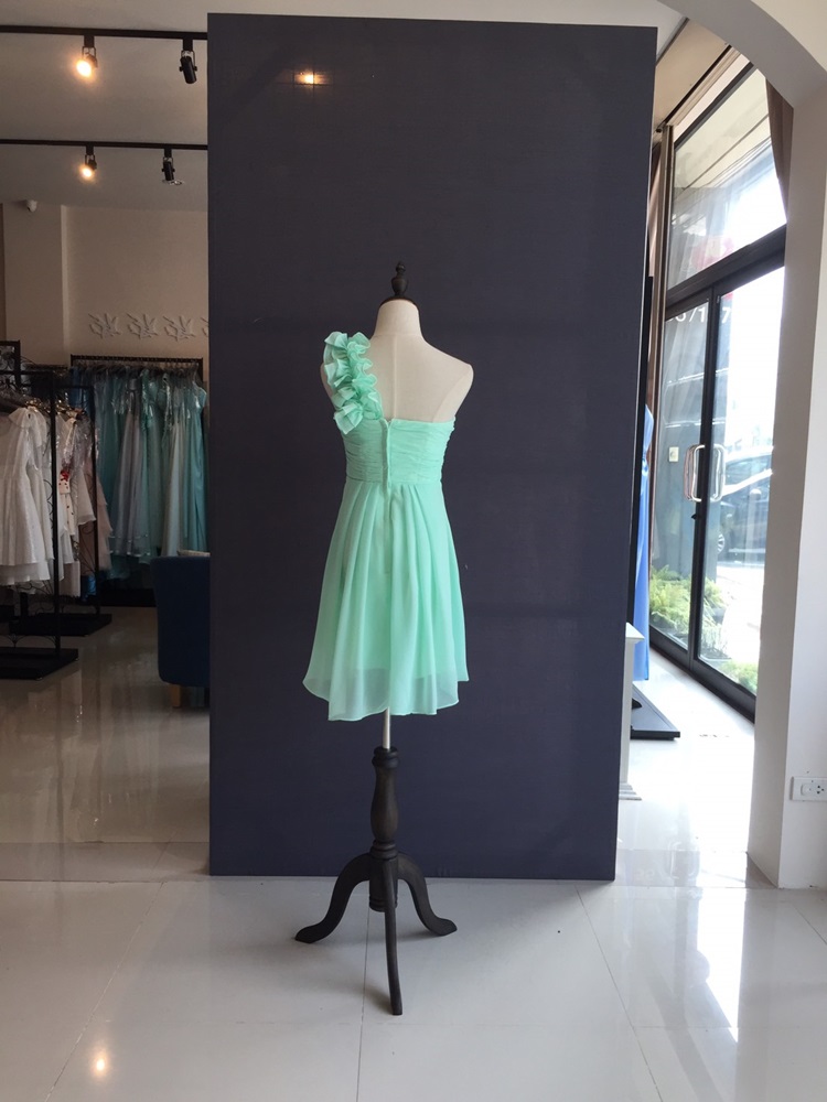 พร้อมส่ง ชุดราตรีสั้น ไหล่เดียว จับเดรปหน้าอก แต่งระบายช่วงไหล่ สีเขียวอ่อน