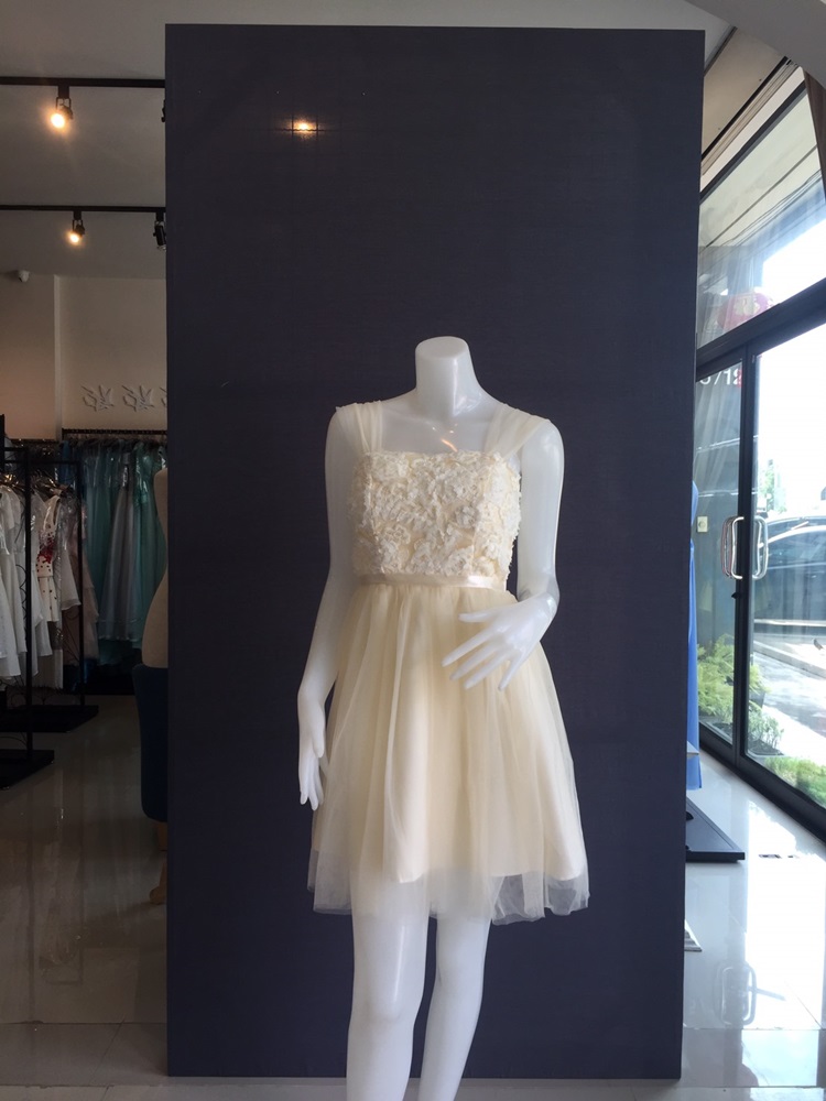 พร้อมส่ง ชุดราตรีสั้น เพื่อนเจ้าสาว แบบ C ใส่แบบแขนกุด หรือ ปิดไหล่ก็ได้ แต่งลูกไม้นูนช่วงอกสวย สีครีม (จับสม๊อกด้านหลัง)