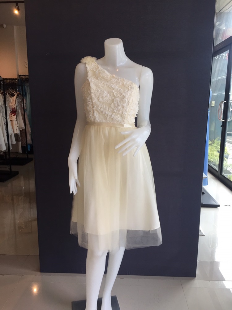 พร้อมส่ง ชุดราตรีสั้น เพื่อนเจ้าสาว แบบ E ไหล่เดียว ดอกไหล่ซ้าย แต่งลูกไม้นูนช่วงอกสวย สีครีม (จับสม๊อกด้านหลัง)