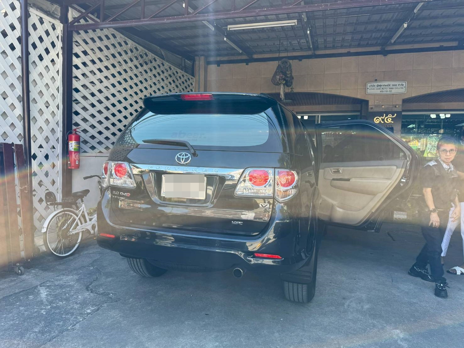 พรมรถยนต์ Toyota Fortuner 2013 ปูพรมVVIP สีดำด้ายทอง เสริมด้วยกระดุมเล็ก PVC สีครีม