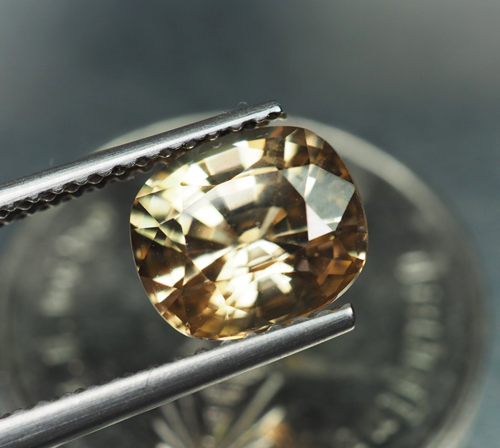 เพทายกัมพูชา 2.85 กะรัตสีน้ำตาลอ่อนปนเหลือง