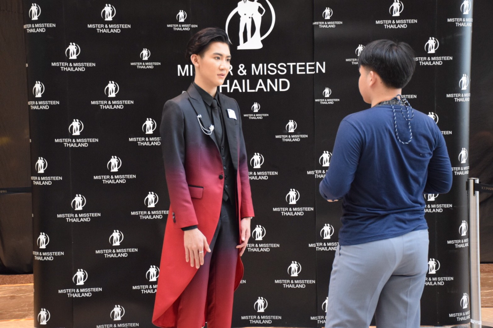 พร้อมเช่า สูทแฟนซี สูท Long Tail สากลแนววินเทจ ไล่เฉดสีโทนแดงดำ