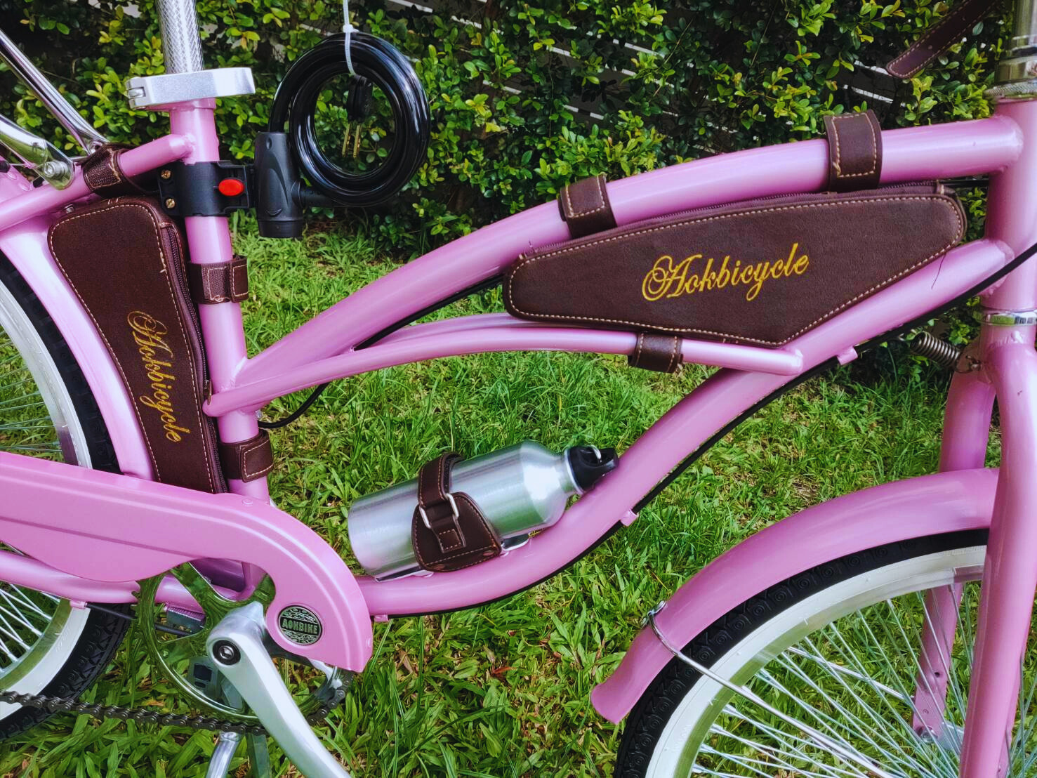 จักรยานครุยเซอร์ AOK BIKE Cruiser Beach bike เฟรมเหล็กชุบโครเมี่ยม ตะเกียบคู่ เกียร์ชิมาโน่ 7 สปีด ล้อขนาด 24 26 นิ้ว มาพร้อมกระเป๋า 3 ใบสไตล์วินเทจ