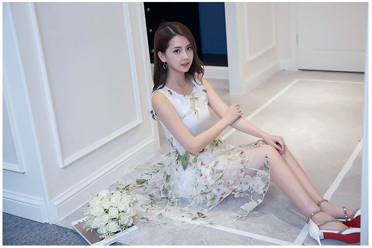 Pre-order เดรสขาว พรีเวดดิ้ง หน้าสั้นหลังยาว แขนกุด ลายดอกไม้เขียว เรียบหรู