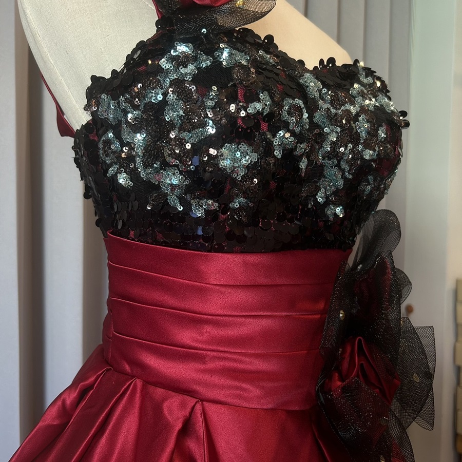 พร้อมเช่า ชุดแฟนซี ชุดราตรียาว แบบไหล่เฉียง สีแดง-ดำ แต่งดอกปักเลื่อมหรู ชุดจริงสวยเหมือนแบบ (เชือกผูกหลัง)