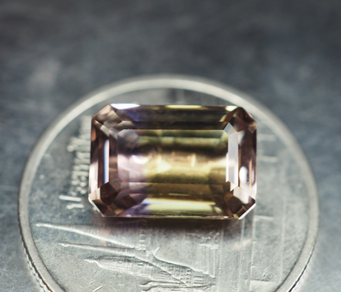 พลอยอะเมทรินสีม่วงเหลือง 3.05 กะรัต