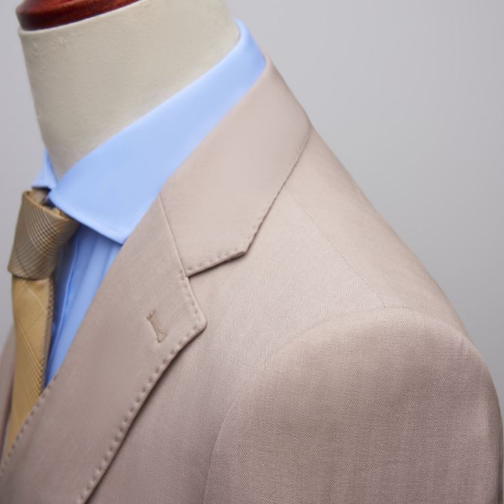 พร้อมเช่า ชุดสูทชาย งานเนียบ แบบเรียบหรู สีเบจ พร้อมเสื้อกั๊ก