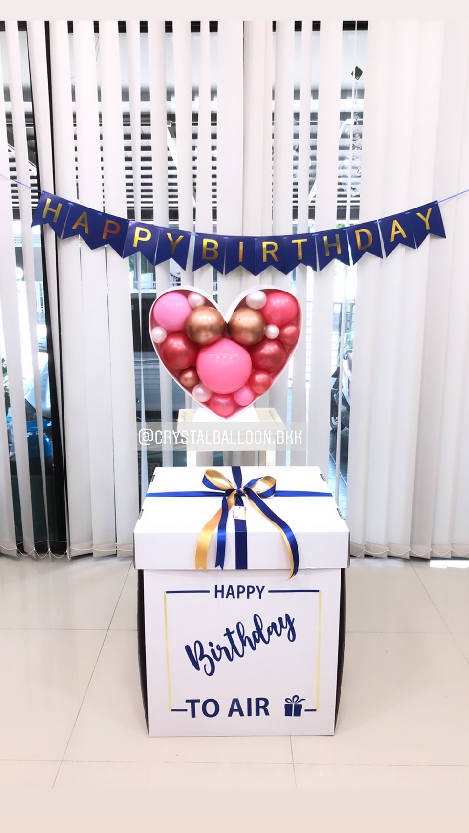 Happy Birthday Surprise Box Theme สีน้ำเงิน-เงิน ป้ายธง Happy Birthday พร้อมตกแต่ง สามารถใส่รูปได้ 2 ใบ (ไม่รวมกล่องหัวใจ) สามารถเปลี่ยนสีลูกโป่ง/เปลี่ยนข้อความได้