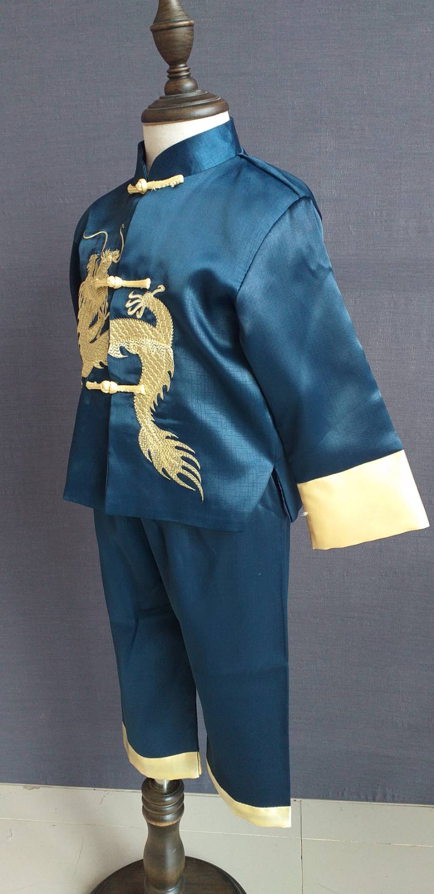 พร้อมเช่า ชุดจีนชายเด็ก เสื้อคอจีน ผ้าไหมจีน สีกรม ปักลายมังกร (เฉพาะ 1 ขวบ)