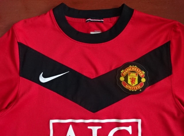 เสื้อฟุตบอล ทีมสโมสรแมนเชสเตอร์ ยูไนเต็ด ชุดเหย้า (ชุดที่ระลึกฉลองครบรอบ 100 ปี สนามโอลด์แทรฟฟอร์ด) 2009/10 S-Size / MANCHESTER UNITED Football Shirt Home Kit (Old Trafford 100th Anniversary) 2009/10 Jersey S-Size