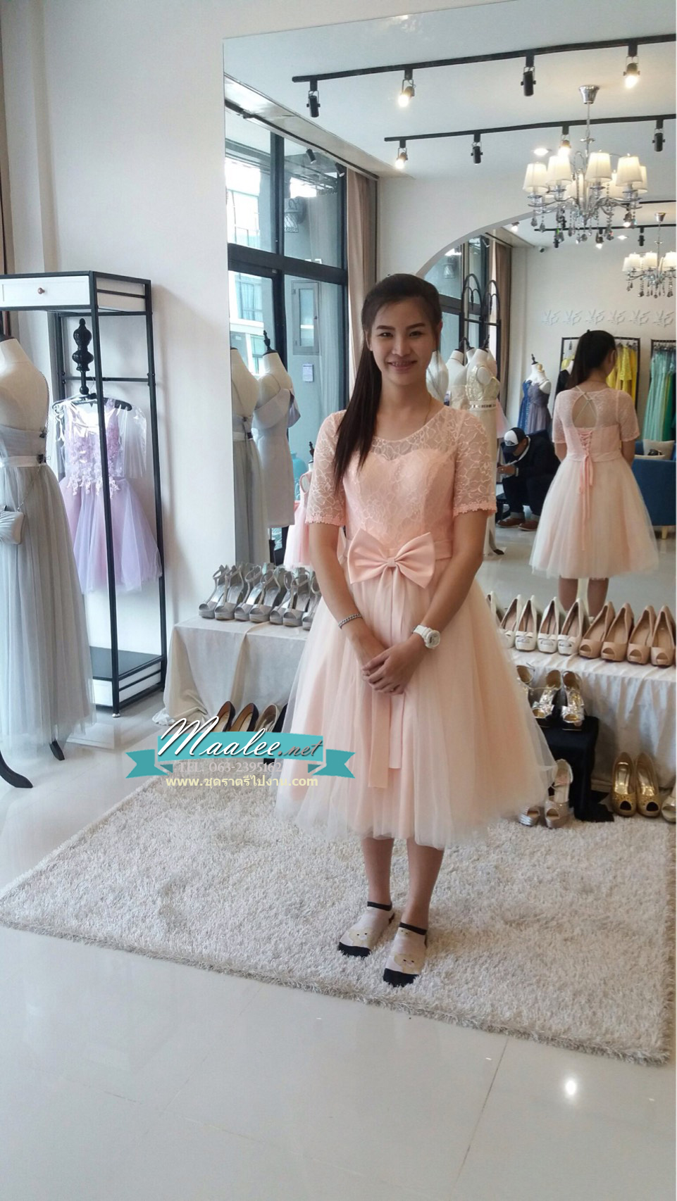 พร้อมเช่า ชุดราตรี แขนสามส่วน แต่งผ้าลูกไม้ลายกุหลาบ เอวคาดโบว์ กระโปรงผ้าตาข่ายนิ่ม สีชมพู