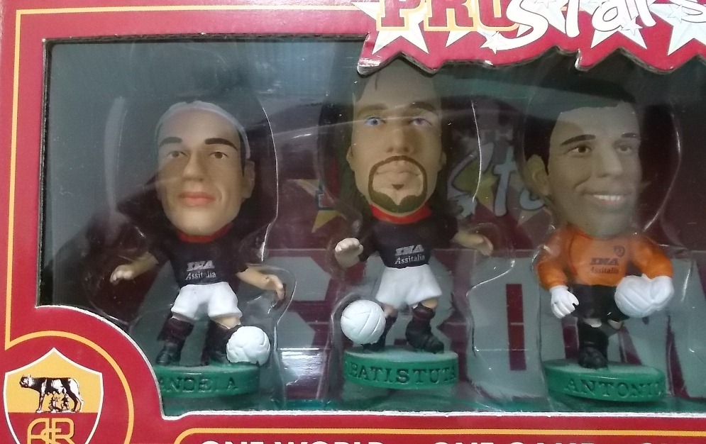 ตุ๊กตาโมเดลนักฟุตบอล ทีมแพ็ค 4x สโมสรเอเอส โรม่า โครินเธียน โปรสตาร์ - Scudetto Celebration Pack 2001 ใหม่ / 4x AS ROMA Football Club Corinthian ProStars Football Figure Team Pack - Scudetto Celebration Pack 2001 NEW