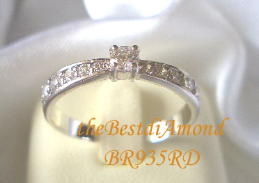 +++แหวนแถวชูเพชรไม่ใหญ่ ตัวเรือนเพรียวบาง ดูดี แต่ไม่หรูหรามาก ใส่แล้วนิ้วเพรียวค่ะรหัส BR935RD+++