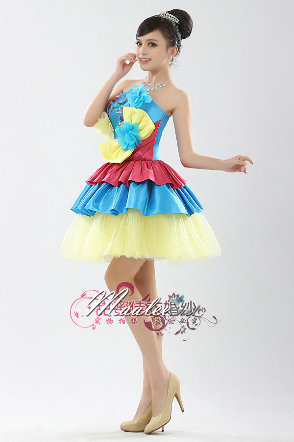 พร้อมเช่า ชุดแฟนซี ชุดราตรีสั้น เกาะอกกระโปรงระบาย สีหวาน แต่งดอกไม้และโบว์ที่เอว