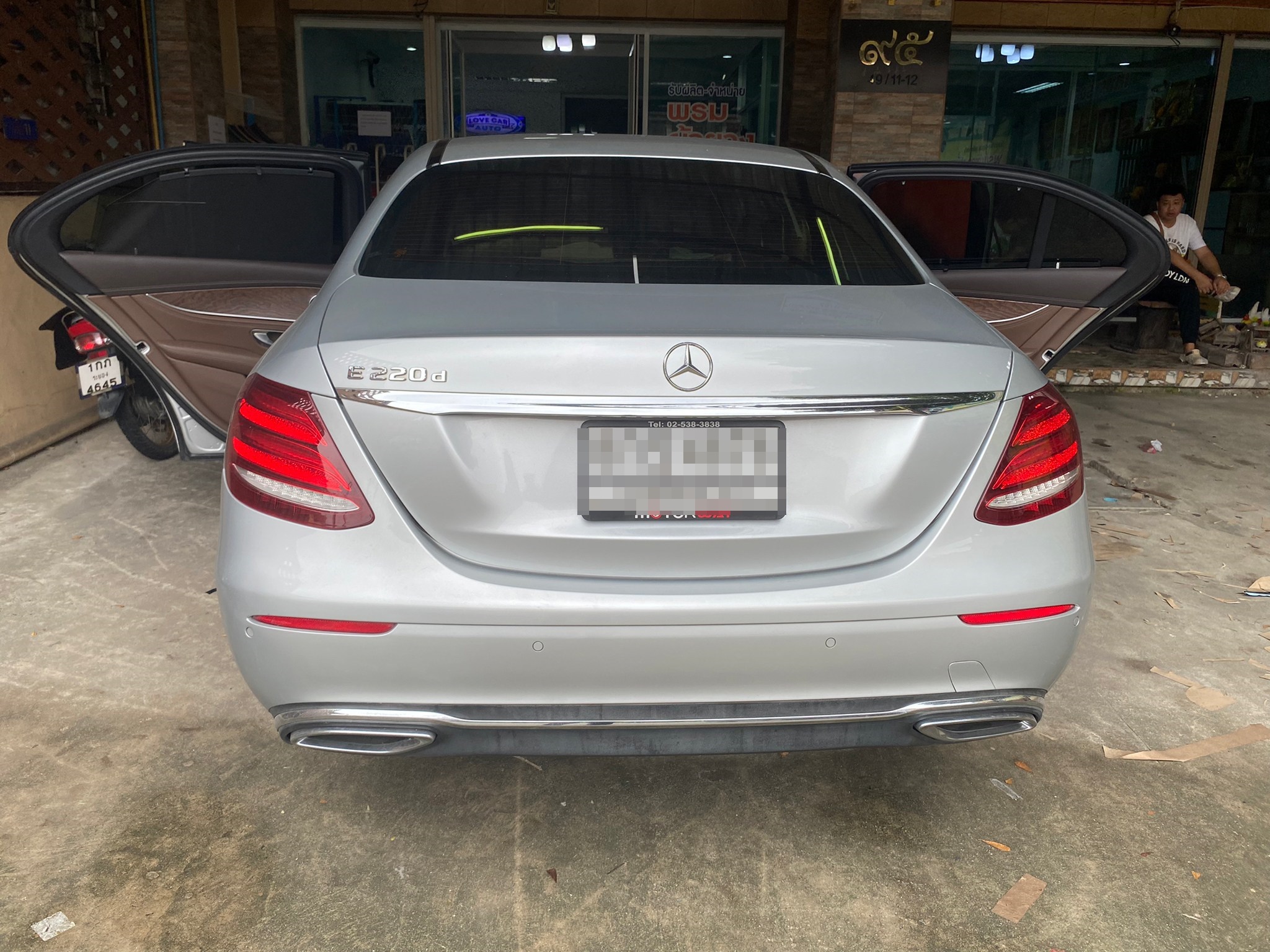 พรมรถยนต์ Benz E220d W213 ปูพรมหกดี สีกาแฟ + ท้ายเก็บของ