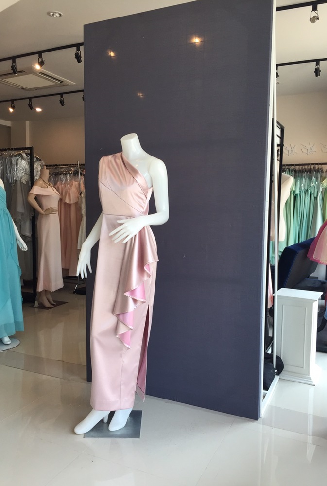 พร้อมเช่า ชุดเดรส เดรสไหล่เดียว ผ้าดัชเชส แพทเทิร์นเนียบ แต่งระบายสะโพก สีชมพูอมม่วง