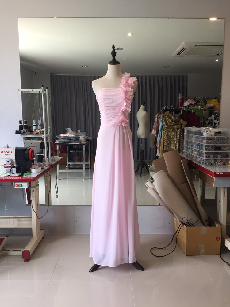 พร้อมเช่า ชุดราตรียาว ไหล่เดียว จับจีบตลอดช่วงเอว แต่งระบายไหล่ซ้าย เรียบหรู สีฟ้า