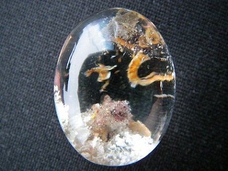 QU0012 QUARTZ แก้วเข้าแก้ว ปวกแดงคลุม กระจายด้วยฐานแผ่นแก้วกาบสีเหลืองทอง พม่า ขนาดเม็ดแก้ว 17.66x23.16x12.82 ct. นน. 38.81 ct.