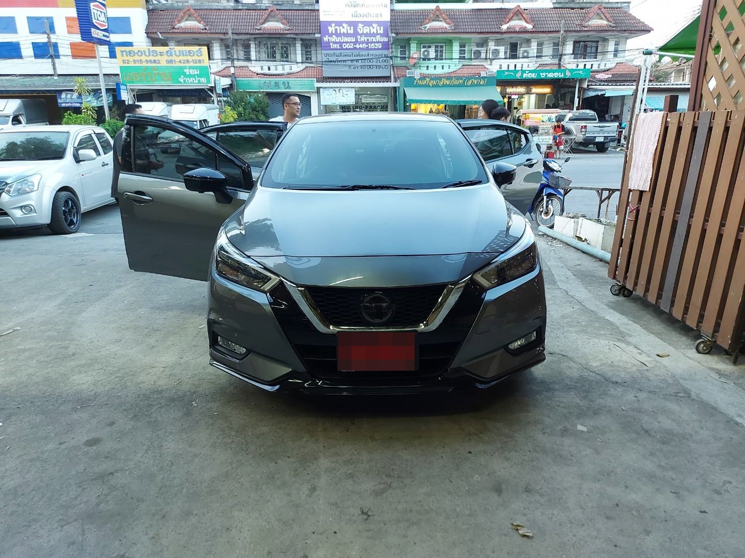 Nissan Almera (นิสสัน อัลเมร่า) 2023 ปูพรมVVIP สีดำด้ายแดง เสริมพรมดักฝุ่นสีครีม